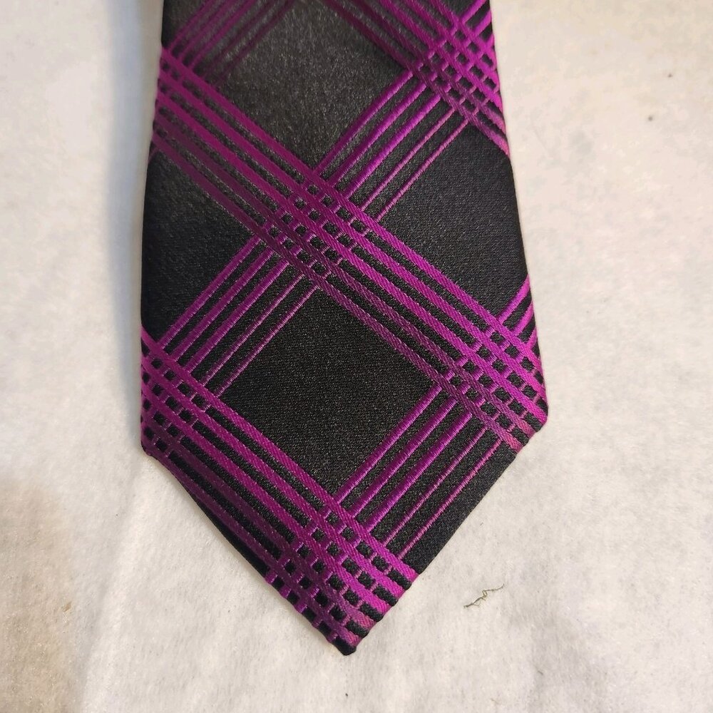 Van Heusen Studio Classic 100% Silk Tie 60 Inches Vibrant Purple/black